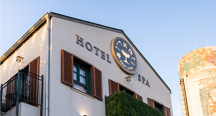 חזית מלון זמרין עם הלוגו ושלט Hotel & Spa