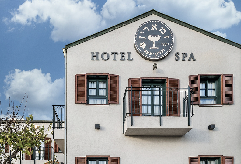 חזית מלון זמרין עם הלוגו ושלט Hotel & Spa